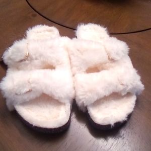 Fur slippers